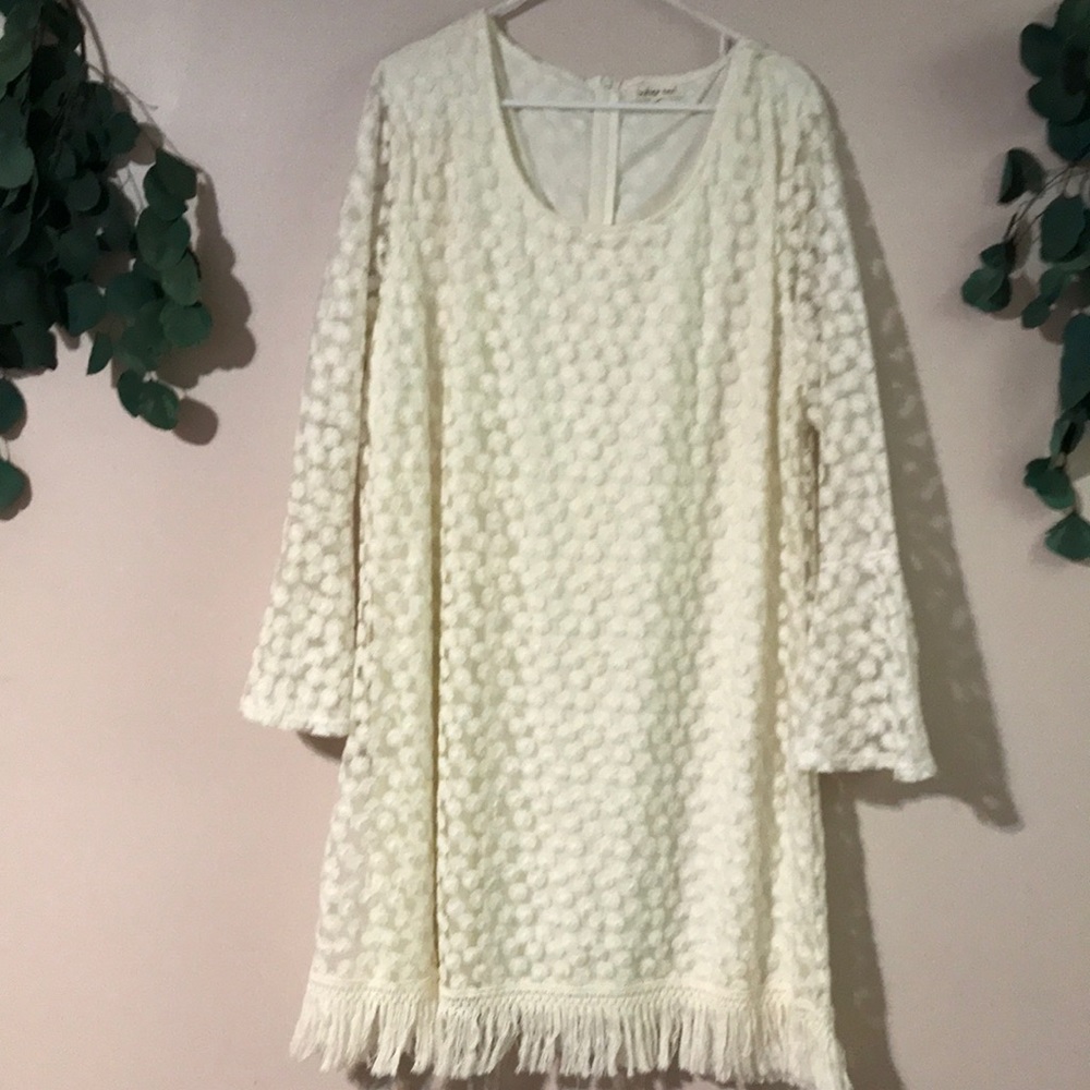 very pretty pinwheel/simple flower lace dress